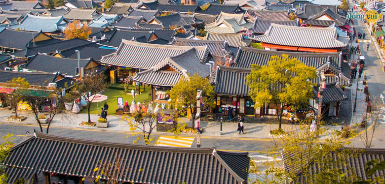 Cung điện Changdeokgung vào mùa thu nhìn từ trên cao xuống