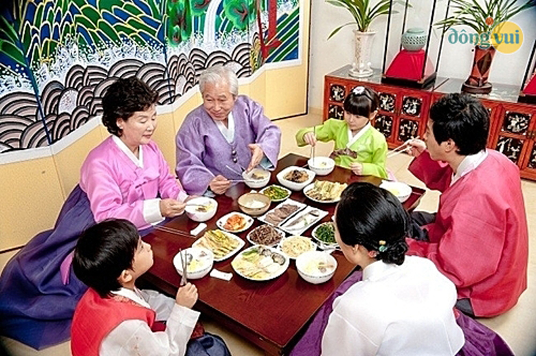 Trong bữa ăn của người Hàn Quốc không được cầm bát cơm lên ăn