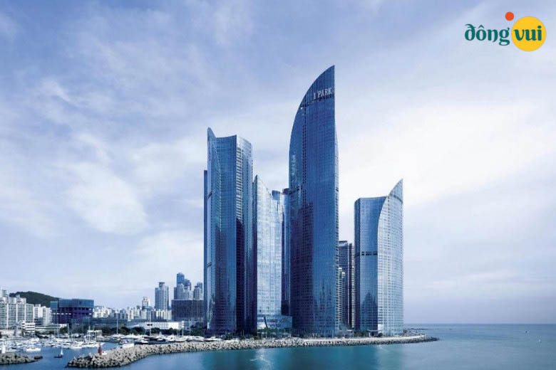 Khách sạn Park Hyatt Busan nằm gần bãi biển tuyệt đẹp