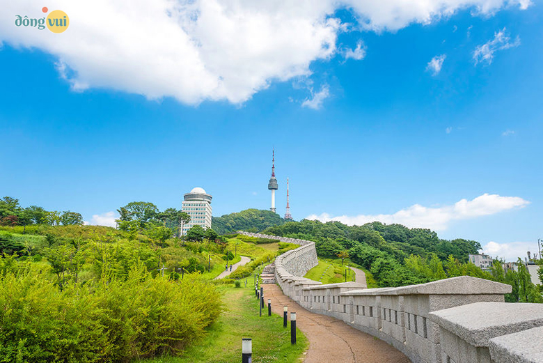 Lối đi tản bộ tham quan núi Namsan ở thủ đô Seoul 