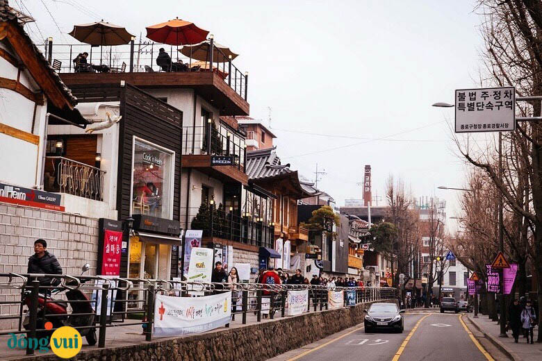 Khung cảnh cửa hàng, quán ăn tấp nập trên phố Samcheong-dong