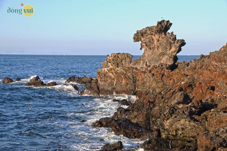 Rặng đá Yongduam Rock có hình thù giống như 1 con rồng khổng lồ đang ngoác miệng lên trời