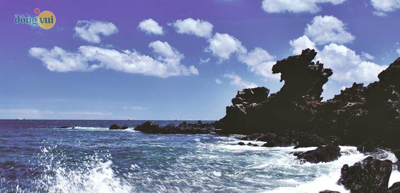 Đá đầu rồng Yongduam Rock - biểu tượng của hòn đảo Jeju xinh đẹp